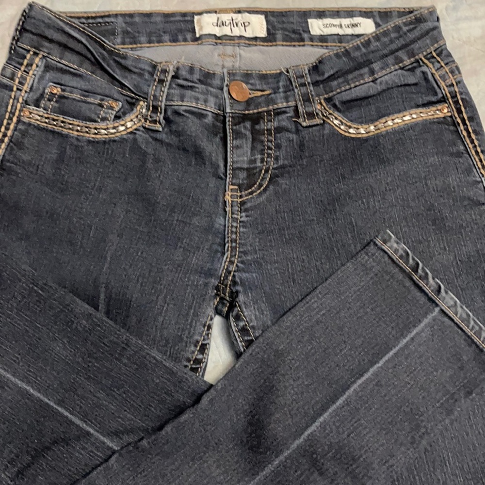 Buckle skinny jeans